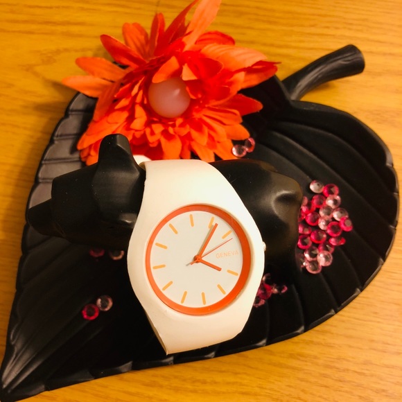 white elastic band watch - Picture 4 of 4